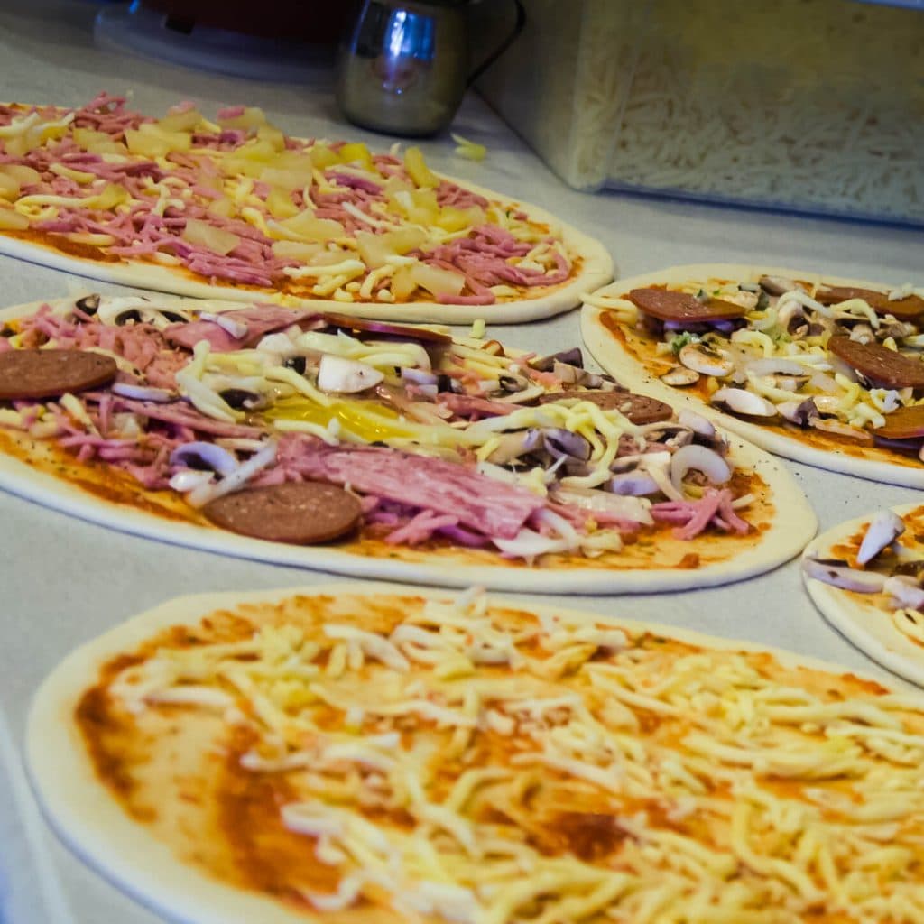 Nybakade pizzor på arbetsbänken hos Pizzeria Viking i Arlöv